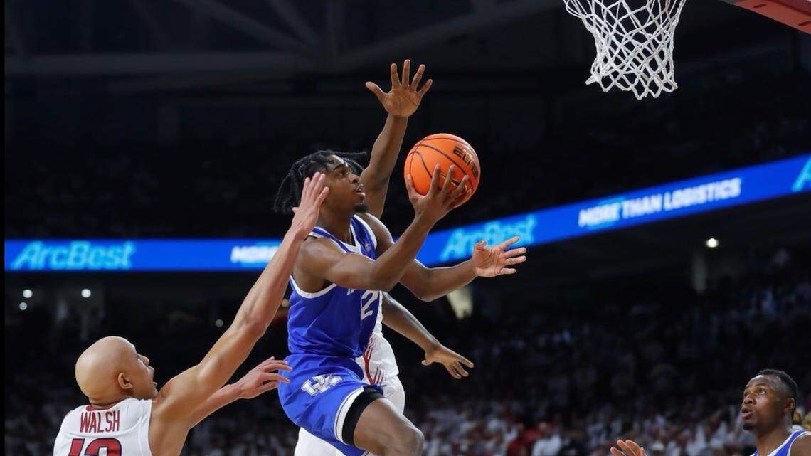 Antonio Reeves’ career game lifts Kentucky over Arkansas in a wild regular-season finale