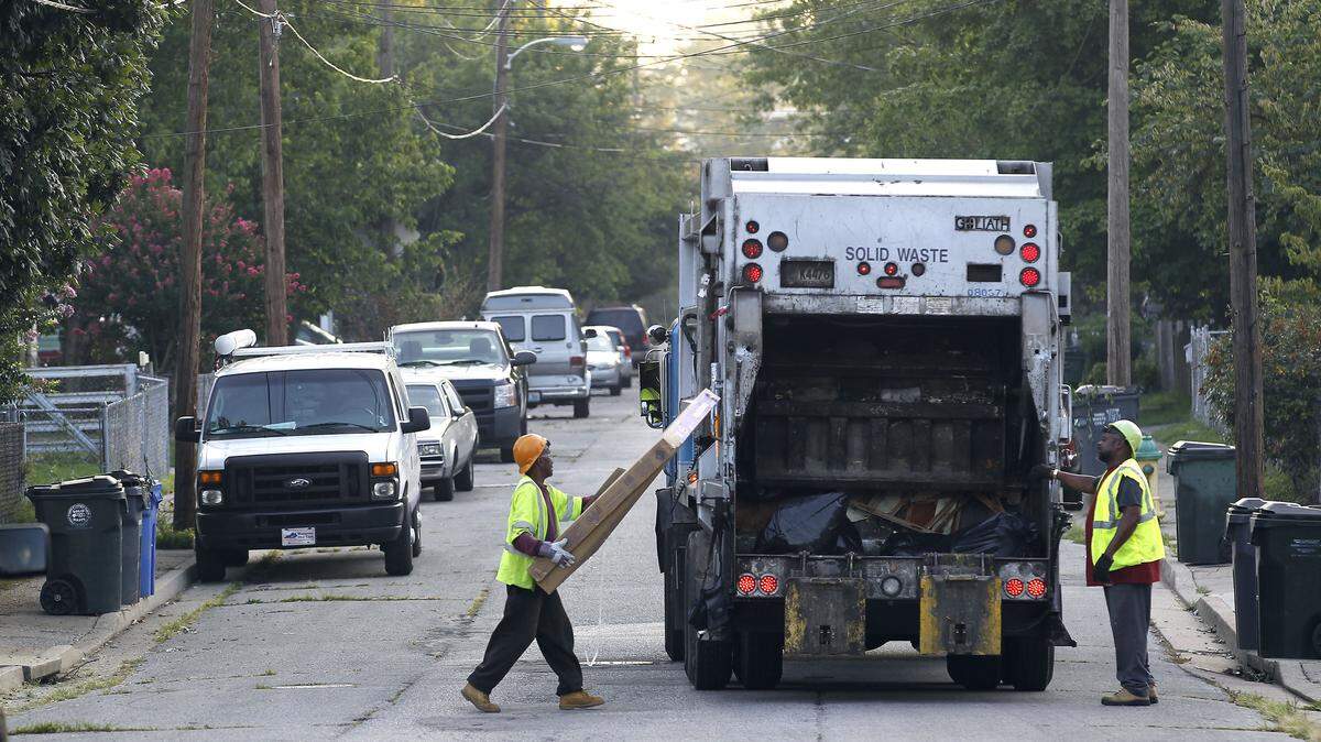 Lexington sanitation workers say starting employees are making more than employees who have been there for decades. They want the city to implement a “step” program that guarantees pay raises over time to get rid of the inequalities in pay.