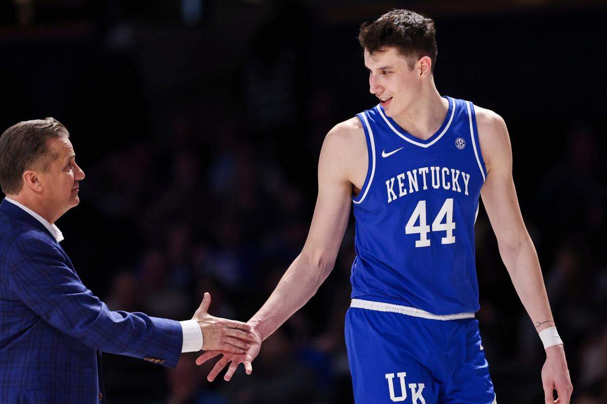 Kentucky freshman Zvonimir Ivisic (44) was congratulated by Wildcats coach John Calipari after “Big Z” had 11 points, seven rebounds, two assists and fouled out in 12 minutes of action during UK’s 109-77 win at Vanderbilt on Tuesday night.