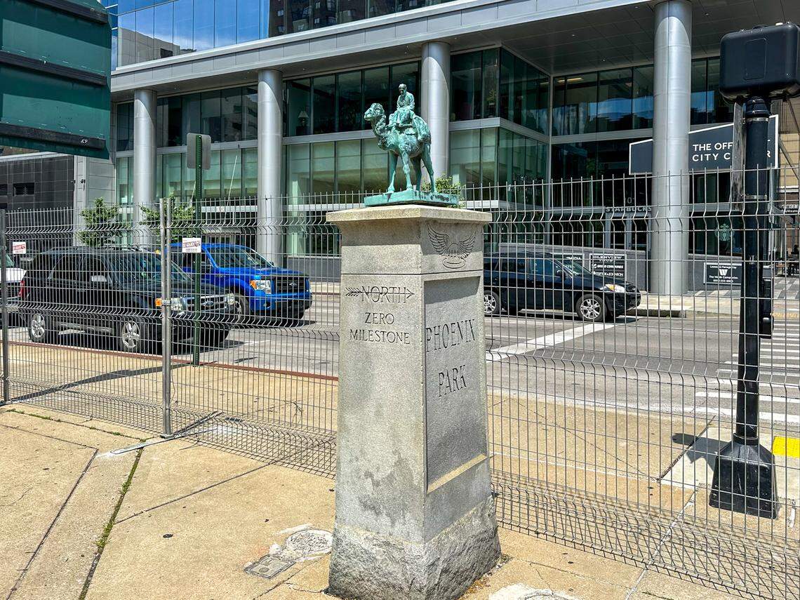 One side of the marker read “starting point from Lexington on all highways” with the logos of U.S. Highway 60 and U.S. Highway 25 before it was updated to bear the name of its current location “Phoenix Park.”