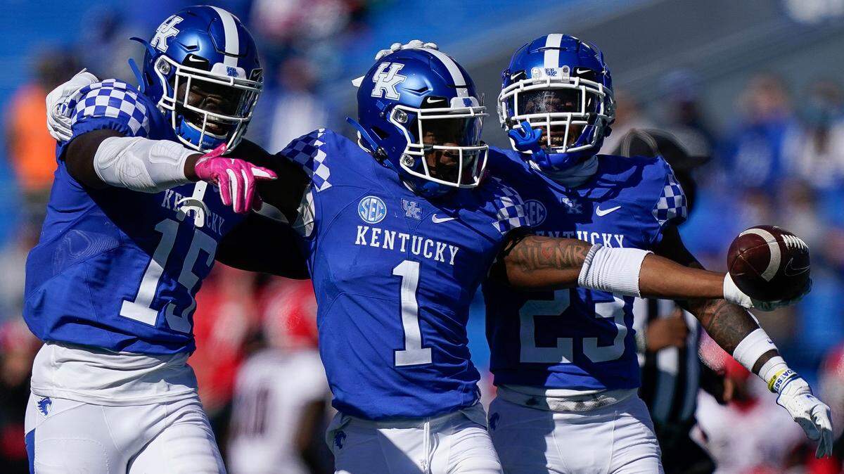 Kentucky defensive back Kelvin Joseph (1), linebacker Jordan Wright (15), and defensive back Tyrell Ajian (23) celebrated after a play against Georgia on Oct. 31, 2020.
