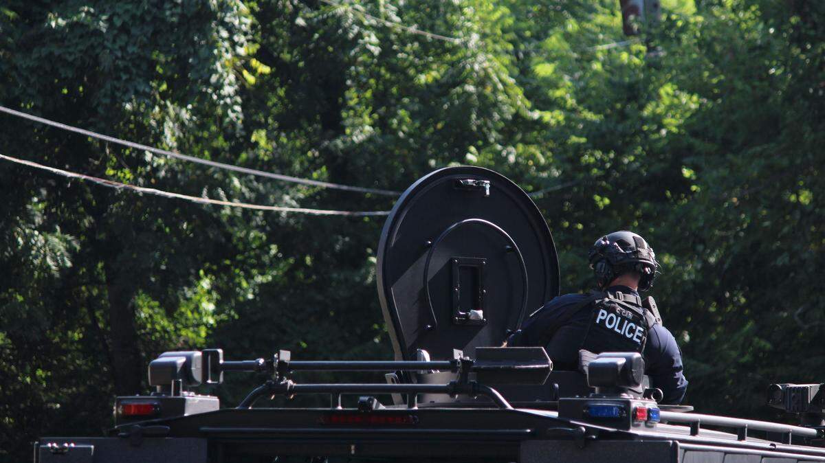 Lexington police officers in armored vehicles were on the scene at an apartment complex on Liberty Road where a subject connected to a Friday morning homicide was barricaded inside.