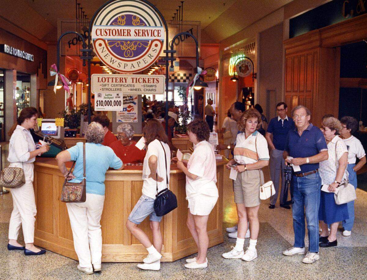 People waited in line June 29, 1991, at a lottery kiosk in front of Lexington’s Turfland Mall’s Food Court to buy tickets for what was then a record Lotto Kentucky $10 million jackpot. There were record sales for Lotto Kentucky leading up to the Saturday drawing. Stores and restaurants in Turfland Mall at this time included Kenny Rogers Roasters, Merle Norman Cosmetics, I Can’t Believe It’s Yogurt!, T.J. Cinnamon’s, JCPenney, Montgomery Ward, and McAlpin’s.