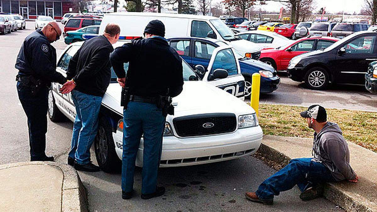 Several people were arrested on outstanding warrants and drug-related charges at 1718 Alexandria Drive in Lexington where police raided a pain clinic Wednesday morning. Photo by Charles Bertram | Staff