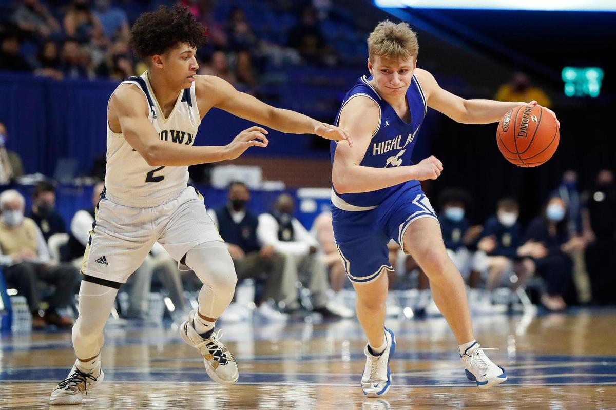 Highlands’ William Herald (15) dribbles around Elizabethtown’s Jaquias Franklin (2) during the Sweet 16 state championship game.