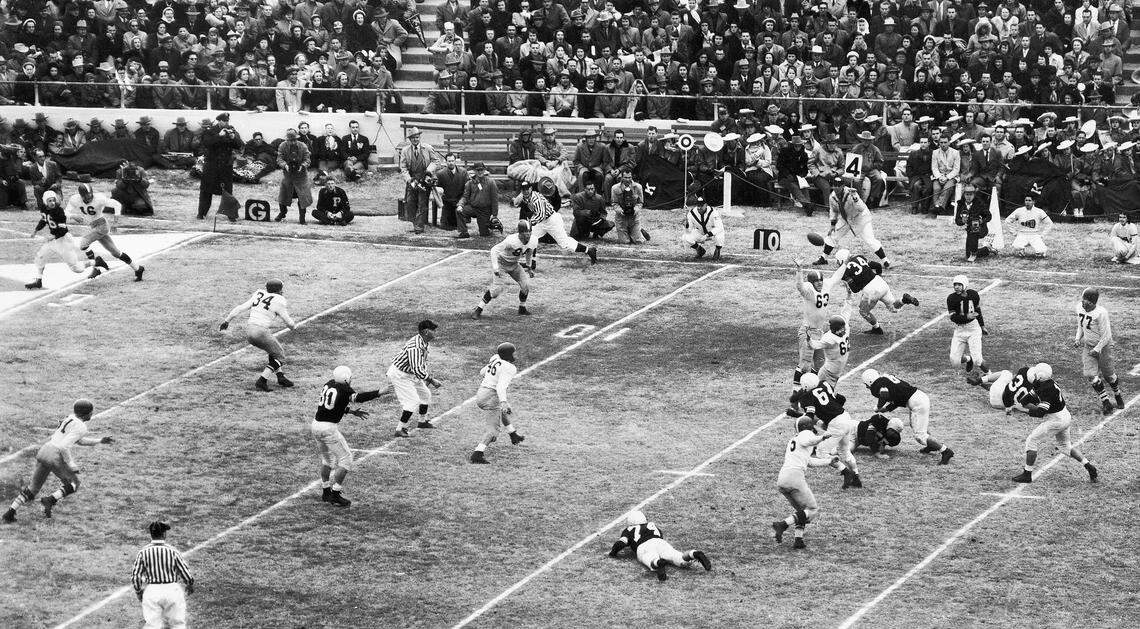 Vito “Babe” Parilli, in dark uniform at right, threw the ball to Emery Clark, extreme left, for Kentucky’s second touchdown against Texas Christian in the Cotton Bowl.