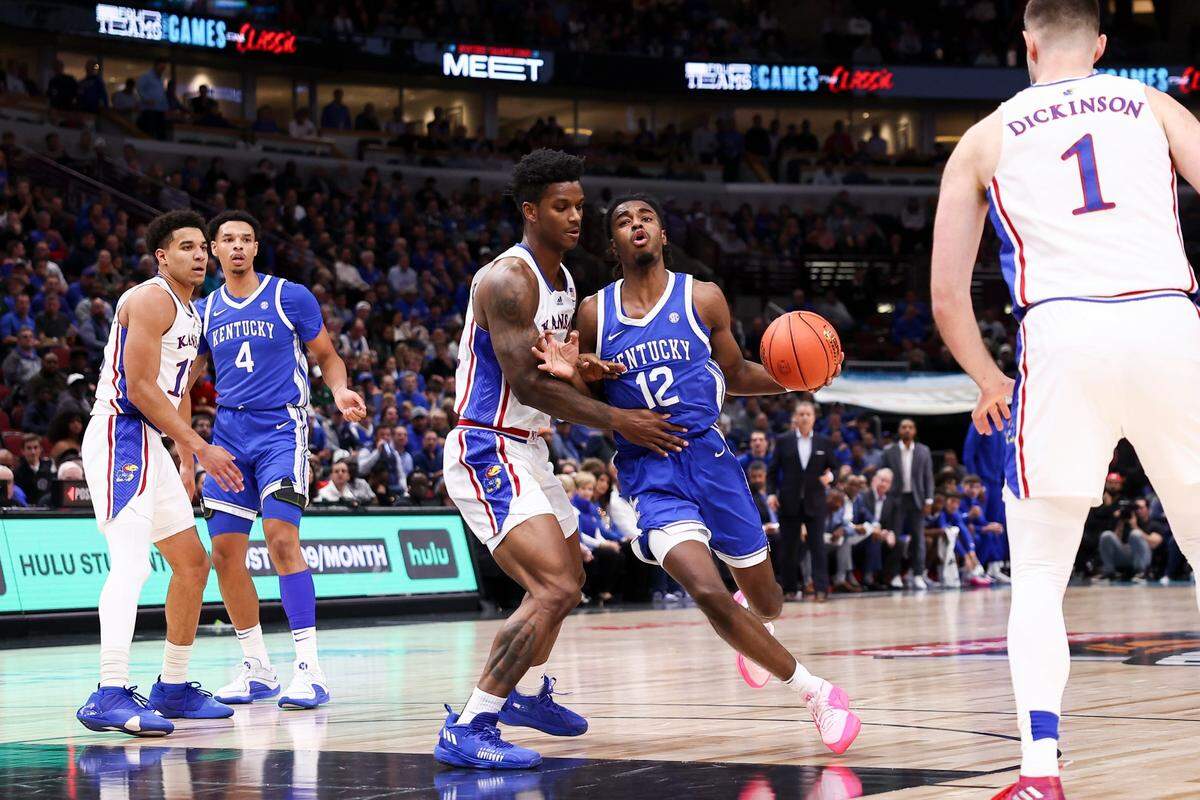 Antonio Reeves (12) led Kentucky with 24 points but made only 7 of 25 field goal attempts Tuesday night, including 3 of 17 from three-point range.
