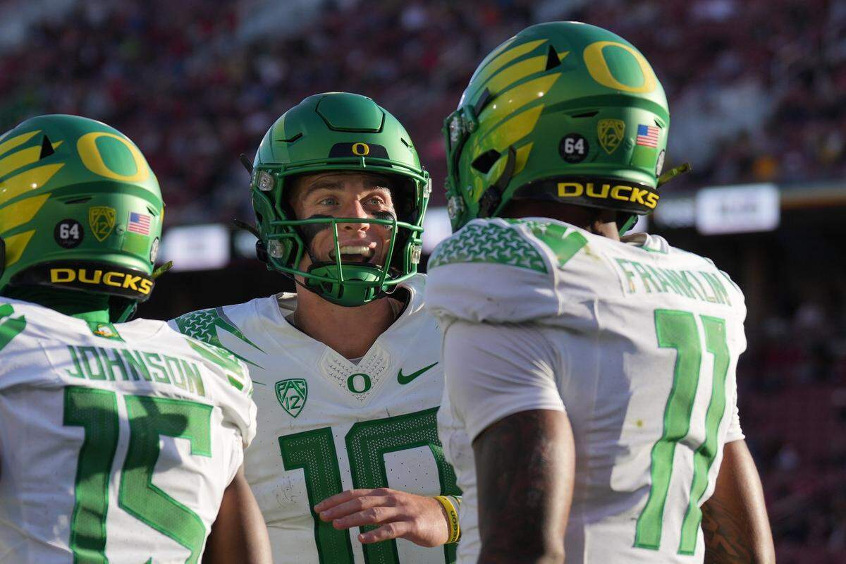 Oregon quarterback Bo Nix (10) congratulates wide receiver Troy Franklin (11) after a touchdown this season.
