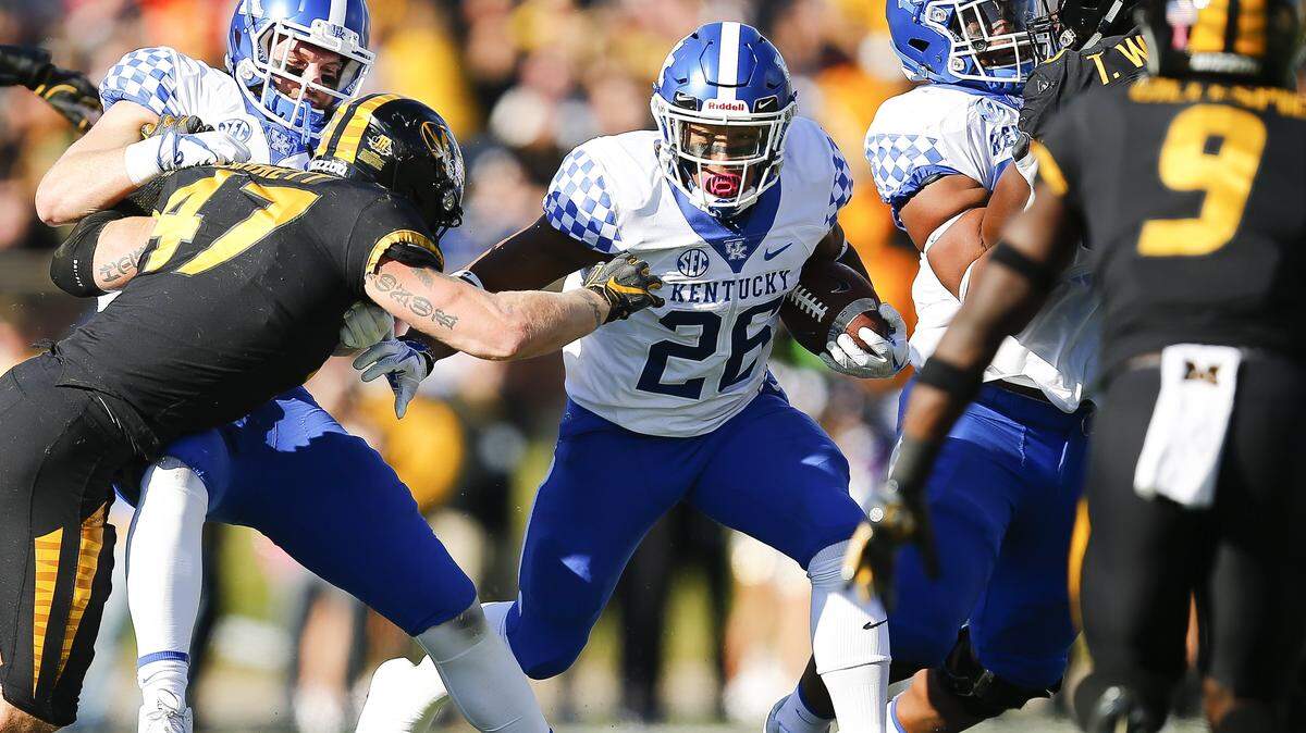 Kentucky’s Benny Snell looked for running room during the first half against Missouri in Columbia, Mo., on Saturday.