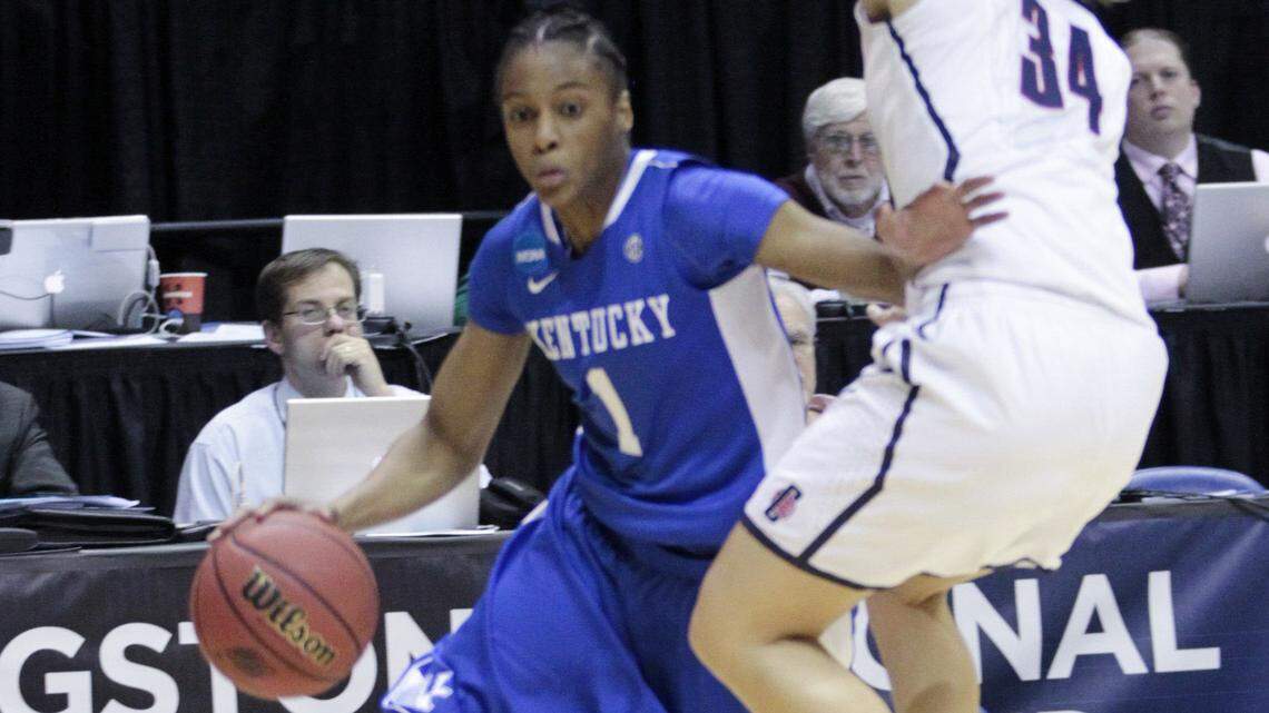 A'dia Mathies (1) drove around Connecticut's Kelly Faris in the NCAA Elite Eight last season. Kentucky lost to UConn 80-65.    