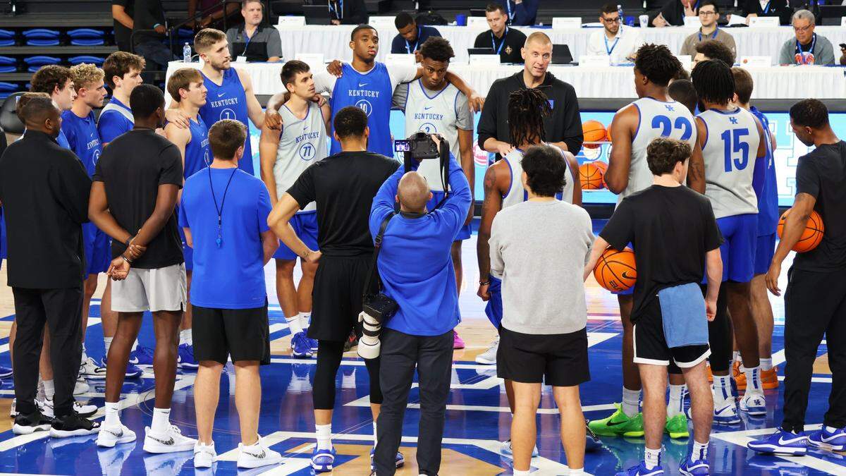 Kentucky coach Mark Pope speaks to the Wildcats players during UK’s annual Pro Day event at Memorial Coliseum.