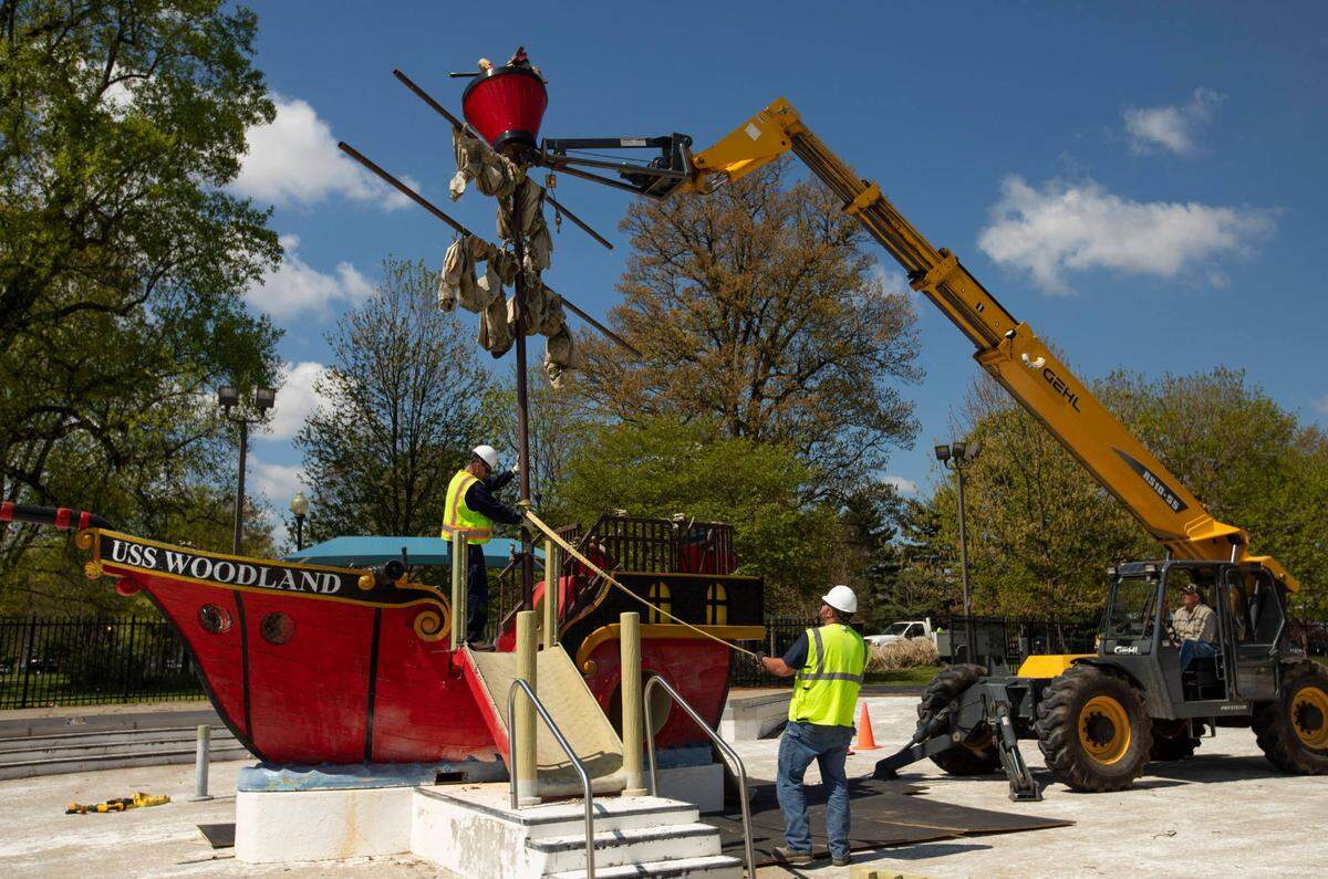 City crews remove the crow’s nest of the pirate ship Monday at Woodland pool during the ship’s removal.