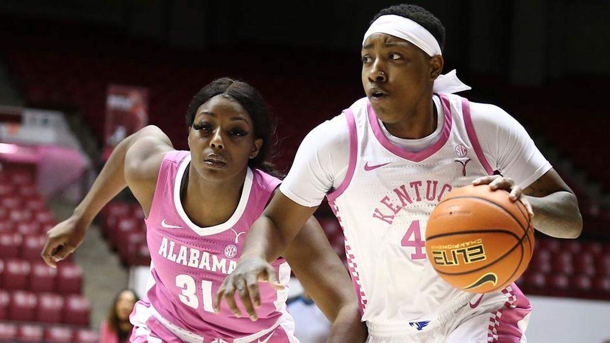 Kentucky’s Dre’una Edwards, right, drove past Alabama’s Jada Rice during Sunday’s game. Edwards led the Cats with 24 points.