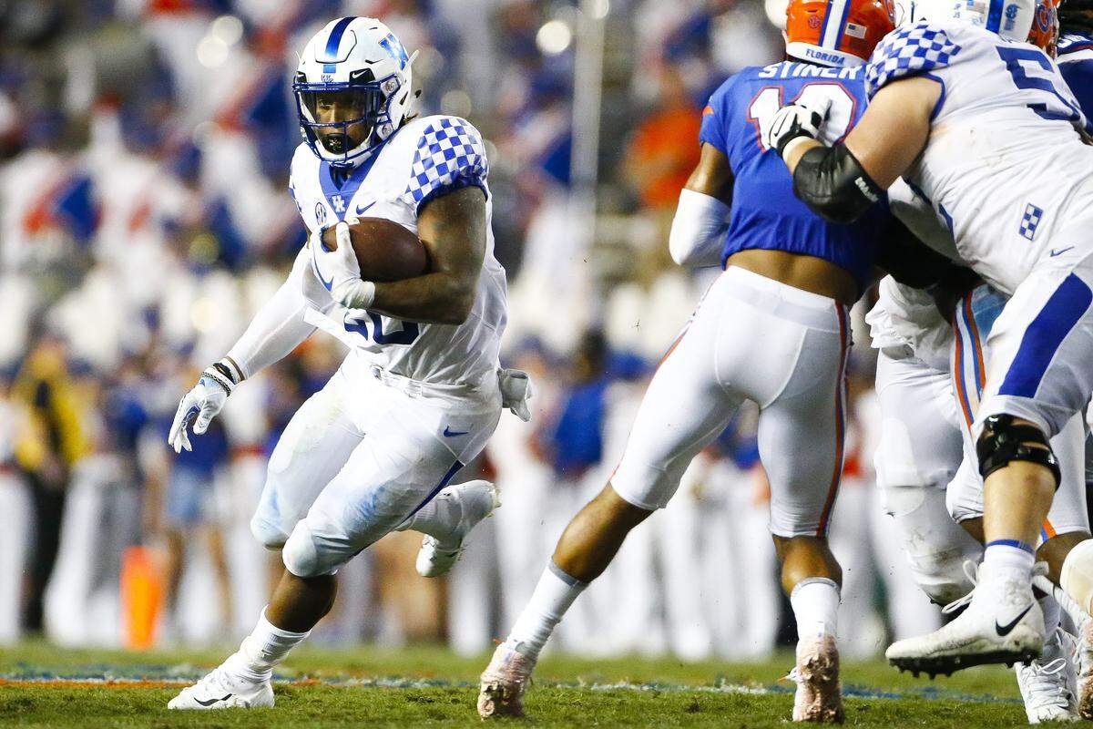 Kentucky running back Benny Snell (26) ran for 175 yards on 27 carries in UK’s streak-busting, 27-16 victory at Florida Saturday night.