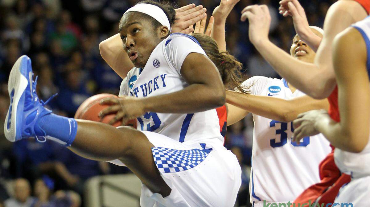 Kentucky guard Linnae Harper pulled in an offensive rebound during the first half.