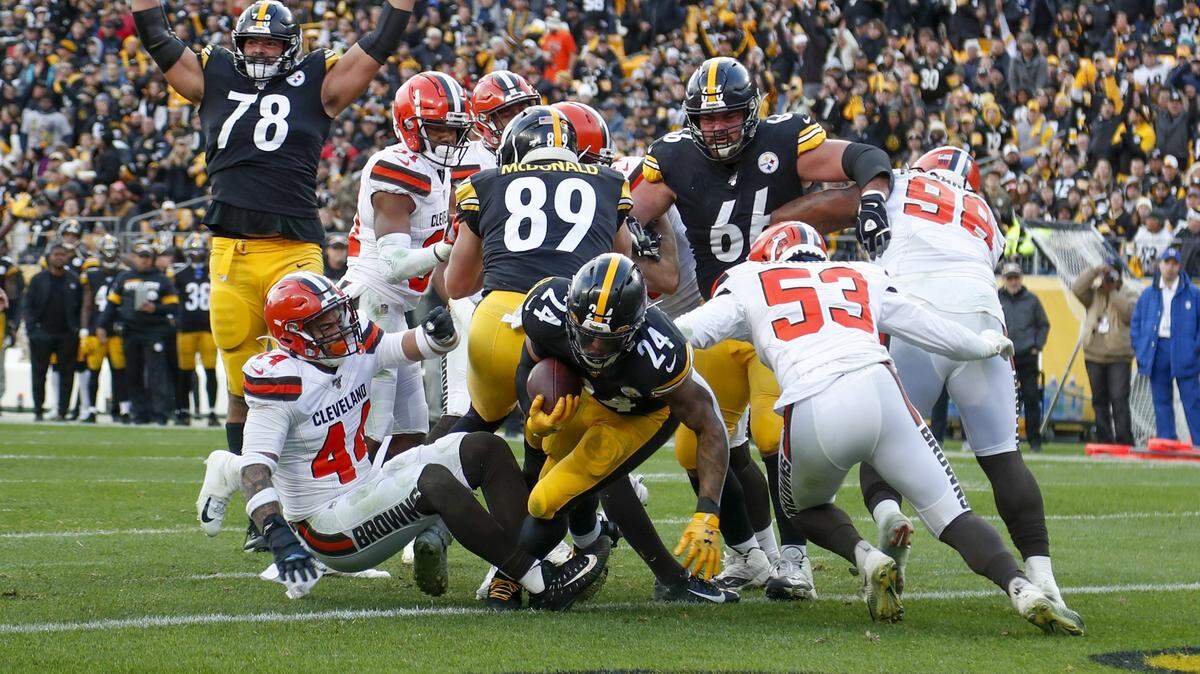 Steelers rookie running back Benny Snell (24) breaks through the line of scrimmage against the Browns to score his first career touchdown.
