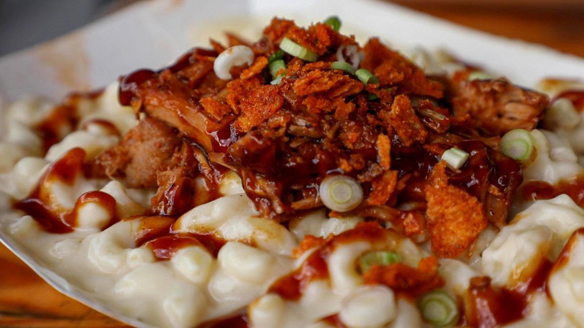 O’Brothers Smokehouse serves homemade white cheddar mac ‘n cheese topped with smoked jackfruit, green onions and crumbled Grippos chips.
