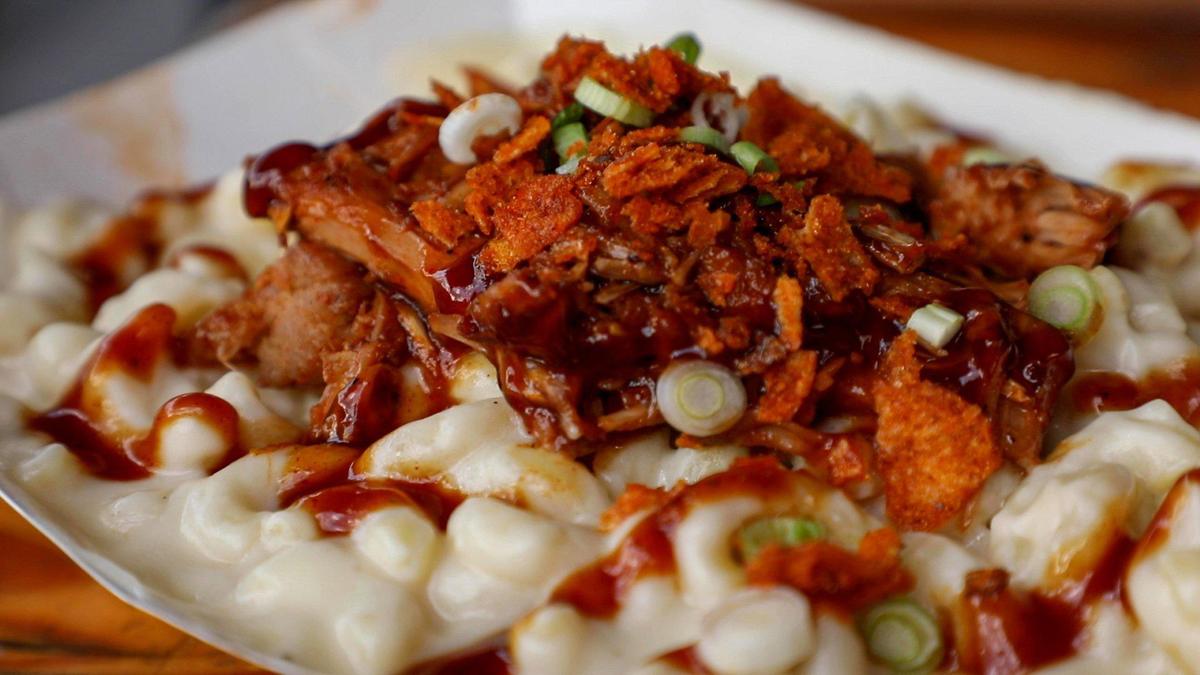O’Brothers Smokehouse serves homemade white cheddar mac ‘n cheese topped with smoked jackfruit, green onions and crumbled Grippos chips.