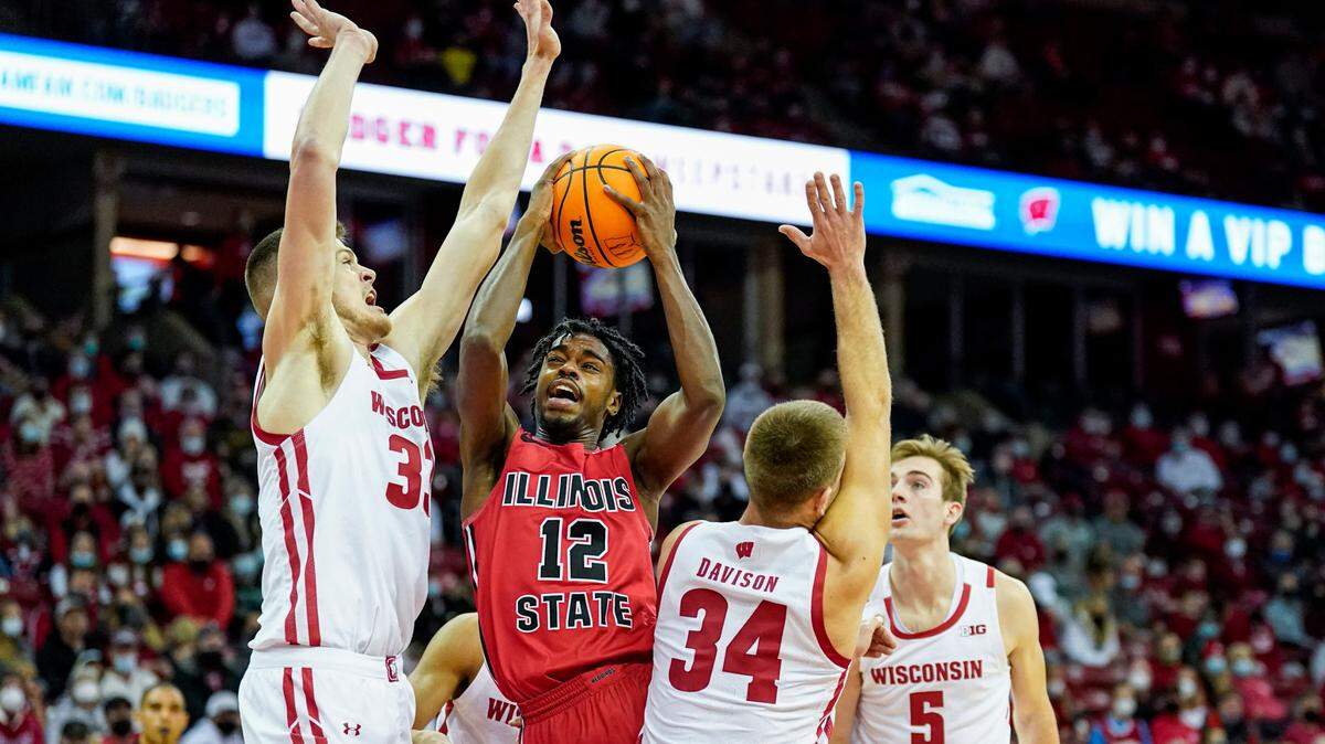 Antonio Reeves (12), playing for Illinois State this past season, attacked the basket against Wisconsin’s Chris Vogt (33) and Brad Davison (34) on Dec. 29, 2021.