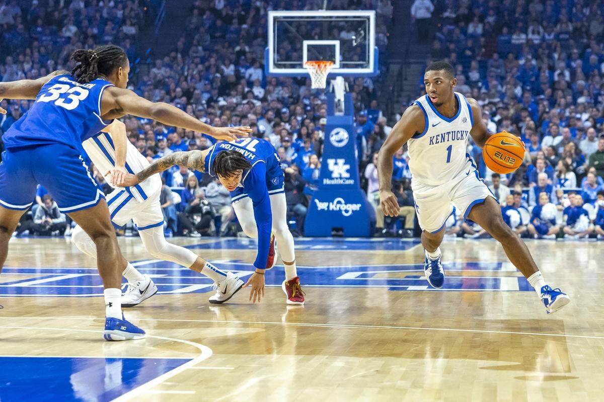 Kentucky guard Lamont Butler (1) moves the ball during a game against Georgia State at Rupp Arena on Nov. 29.