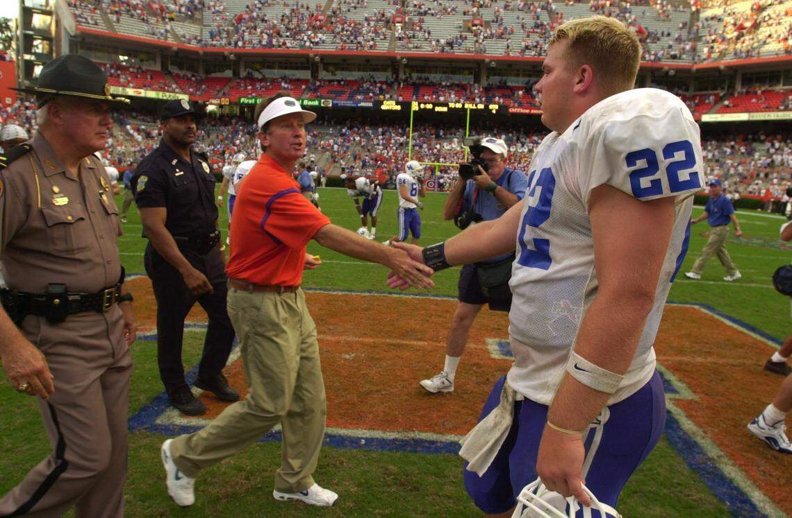 Florida coach Steve Spurrier, left, shook hands with Kentucky quarterback Jared Lorenzen after the Gators beat the Wildcats 59-31 in Gainesville on Sept. 23, 2000.