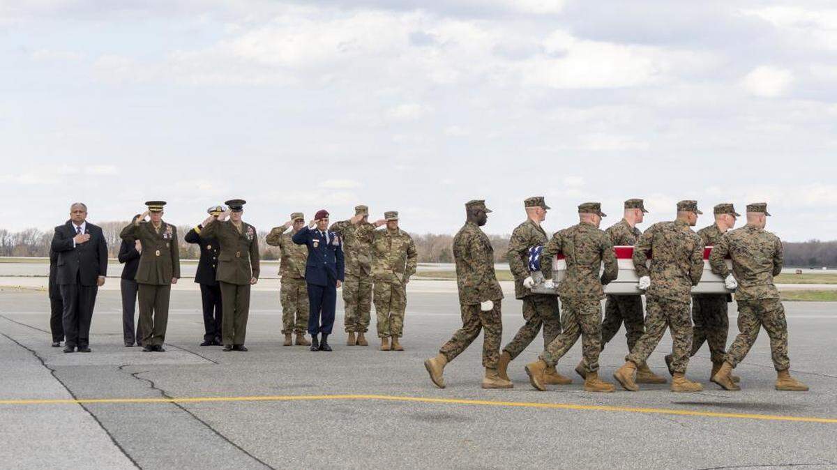A U.S. Marine Corps carry team transfers the remains of Marine Corps Cpl. Jacob M. Moore of Catlettsburg, Kentucky, at Dover Air Force Base, Delaware, March 25, 2022. Moore was assigned to Marine Medium Tiltrotor Squadron 261, Marine Aircraft Group 26, 2nd Marine Aircraft Wing, Marine Corps Air Station New River, North Carolina. (U.S. Air Force photo by Jason Minto)