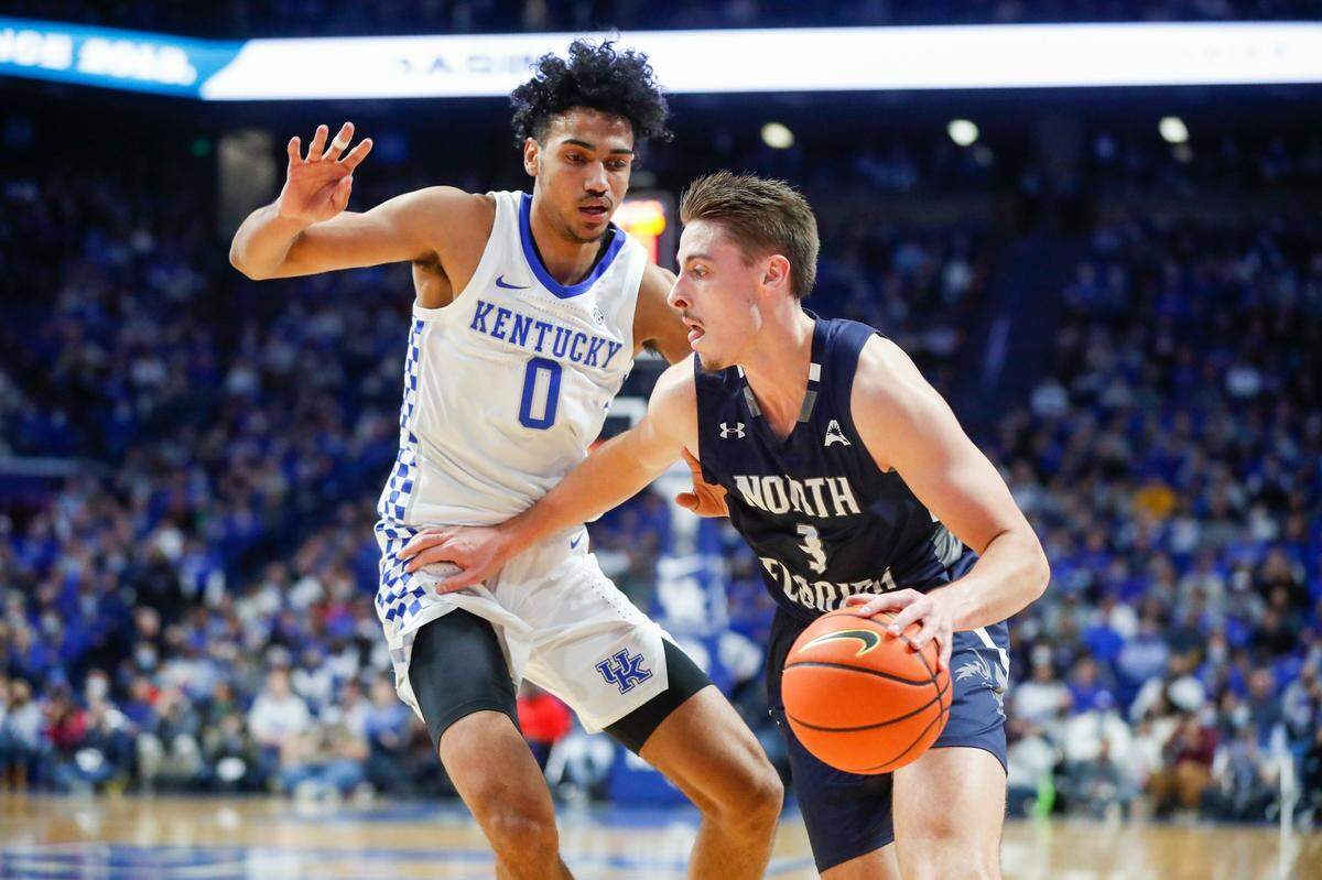 Former Lexington Christian Academy star Carter Hendricksen (3) drove against Kentucky’s Jacob Toppin during the Ospreys’ 86-52 loss to UK in Rupp Arena last season. This year, Hendricksen is North Florida’s leading scorer (14.7 points) and rebounder (8 per game). The Ospreys will again play Kentucky in Rupp Arena on Wednesday afternoon.