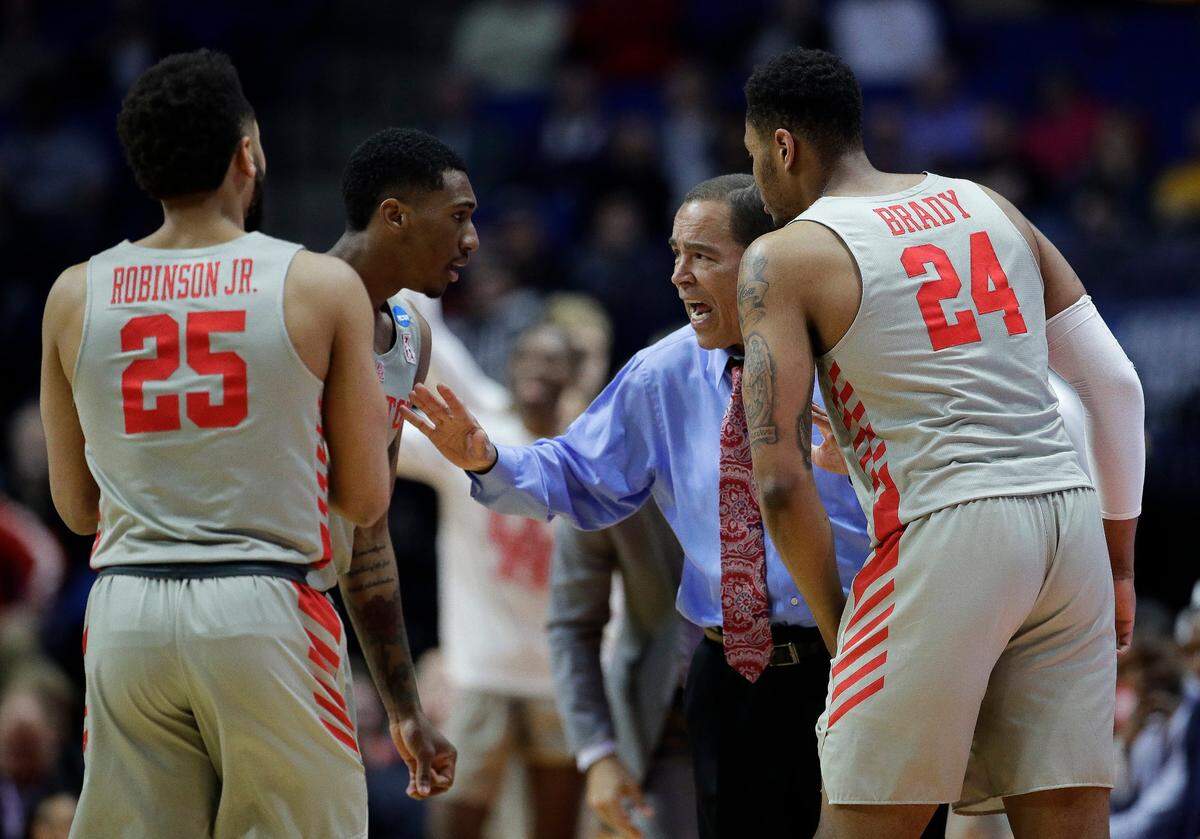 Former Indiana head coach Kelvin Sampson has led Houston to a 32-3 record.