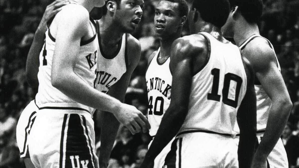 1981 Herald-Leader file photo. UK team huddle, from left, Chuck Verderber, Melvin Turpin, Fred Cowan, Dirk Minniefield (10) and Derrick Hord during UK's defeat of Auburn, 102-74, in Rupp Arena Feb. 4, 1981. Photo by David Perry | Staff