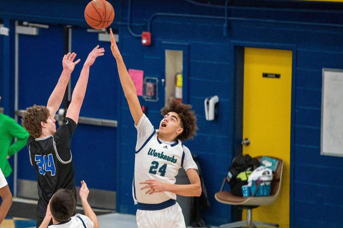 Then-Lexington Catholic center Reece Potter (34) shot over Great Crossing’s Malachi Moreno (24) in the Knights’ 61-52 win over the Warhawks on Jan. 28, 2023. The 7-foot-1 Potter and the 6-11 Moreno will be teammates for the Kentucky Wildcats in 2025-26.