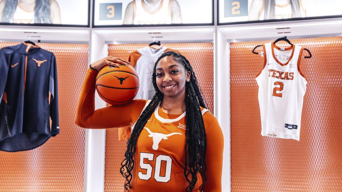 UK redshirt freshman transfer Tionna Herron has announced her commitment to the University of Texas.