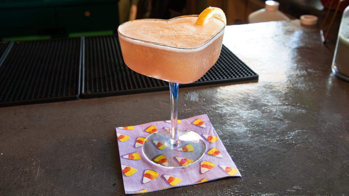 Bartender Jake Terry serves refreshing cocktails and non-alcoholic mocktails at Poppy’s Flower Bar, located at 210 Old Mt Tabor Rd on Oct. 4, 2025, in Lexington, Ky.
