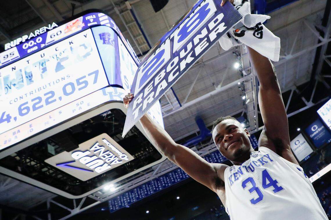 Kentucky’s Oscar Tshiebwe celebrates with a fan’s rebound tracker sign after Wednesday’s win against Western Kentucky. Tshiebwe outrebounded the Hilltoppers by himself, 28-27.