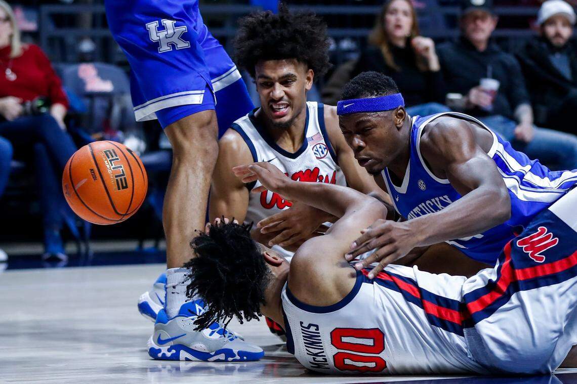 Kentucky’s Oscar Tshiebwe, right, dives on the court for a loose ball against Mississippi’s Jayveous McKinnis (00) during Tuesday’s game in Oxford, Miss.