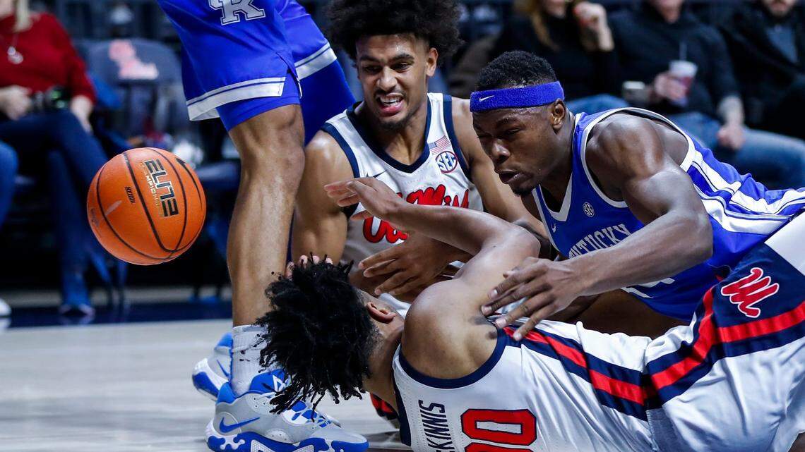 Kentucky basketball struggles again before putting away short-handed Ole Miss Rebels