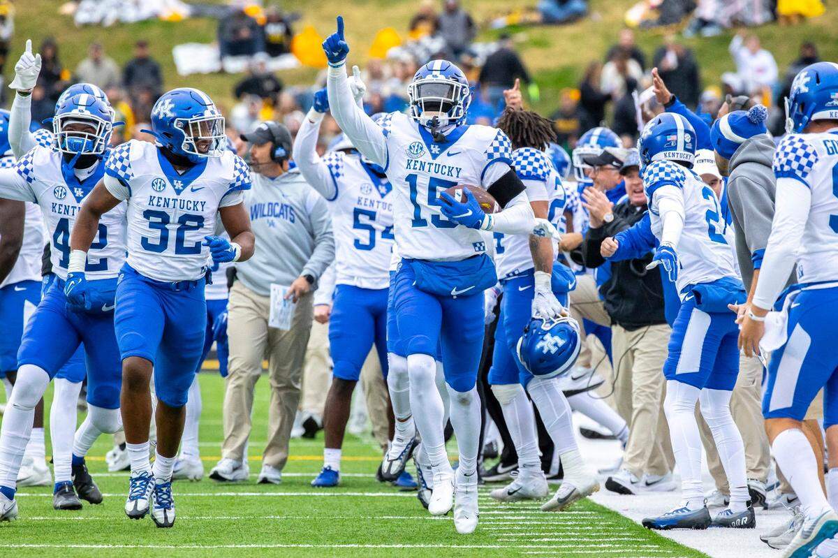 Jordan Wright (15) celebrates after recovering a loose ball against Missouri on Saturday.