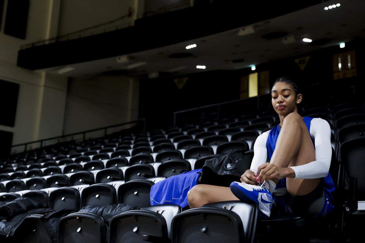 Teonni Key laces up her shoes ahead of Kentucky’s dominant win at Vanderbilt on Jan. 5, 2025. The Wildcats will play the Commodores twice during the 2025-26 season.