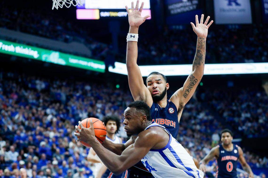 Kentucky’s Oscar Tshiebwe (34) looks to score against Auburn’s Johni Broome during Saturday’s game at Rupp Arena. Tshiebwe finished with 22 points and 17 rebounds.