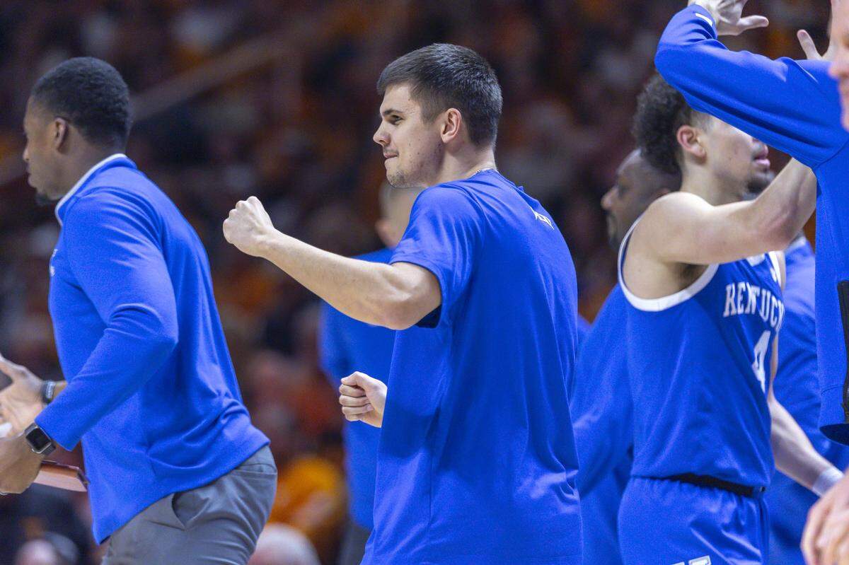 Kentucky guard Kerr Kriisa, center, hasn’t played for UK since Dec. 7 due to a foot injury.