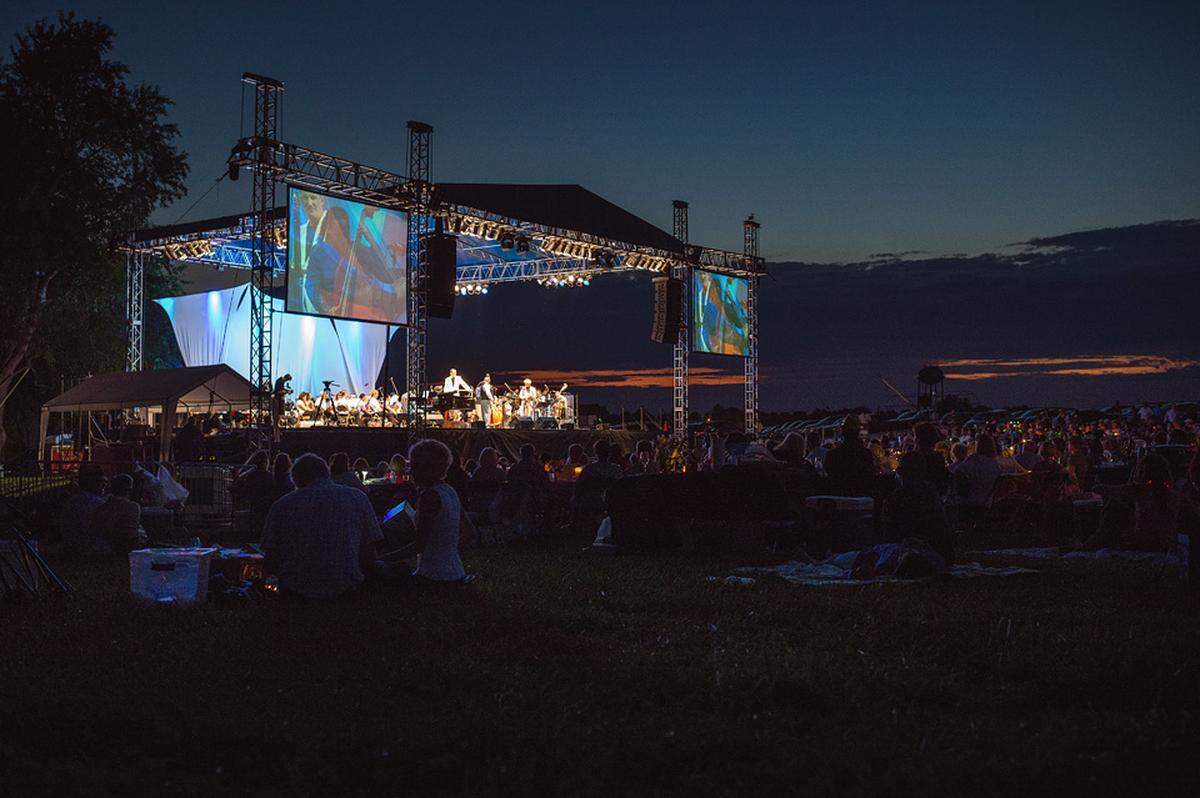 The Lexington Philharmonic will perform with Brody Dolynuik at Picnic with the Pops on Saturday. Audience members who don’t have table seating are encouraged to bring blankets and chairs to picnic on the grounds at Keeneland.