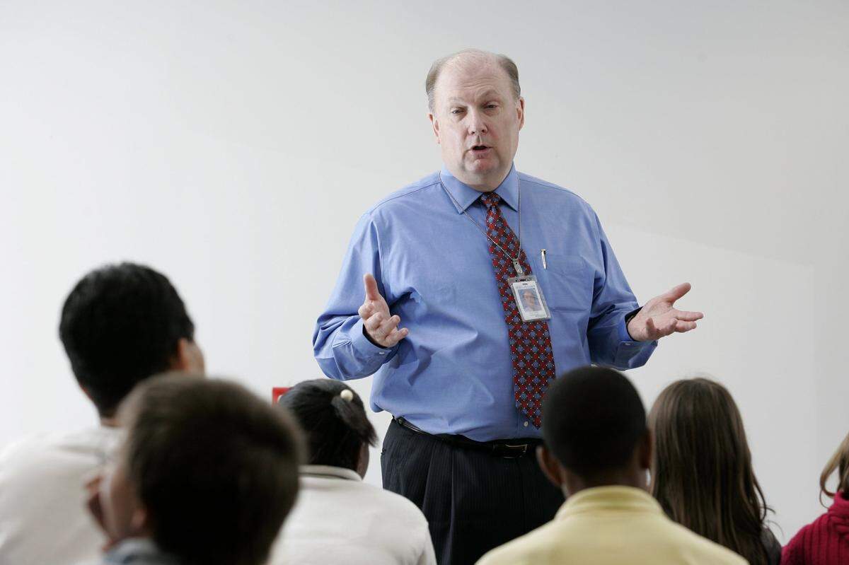 Publisher Tim Kelly talked with fourth grade students from Ashland Elementary School at the Herald-Leader on May 20, 2005. Photo by Brian Tietz