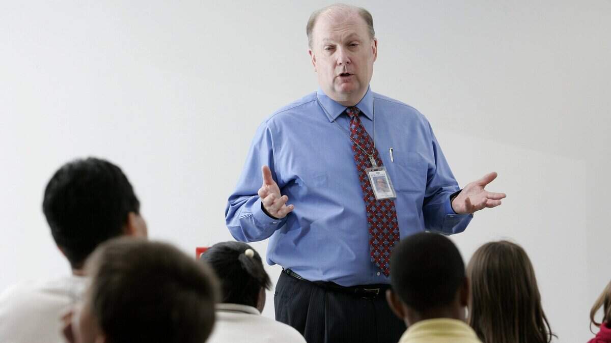 Publisher Tim Kelly talks with fourth grade students from Ashland Elementary School at the Herald-Leader on May 20, 2005. Photo by Brian Tietz