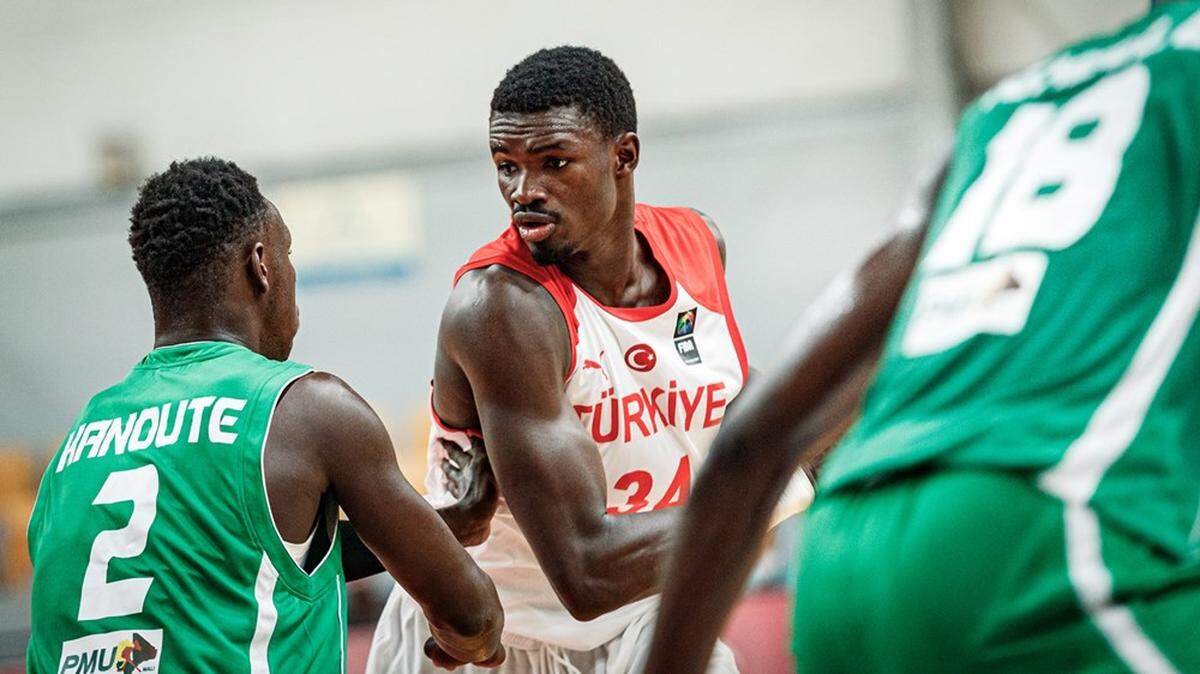 Adem Bona is one of the top post players in the recruiting class of 2022.
