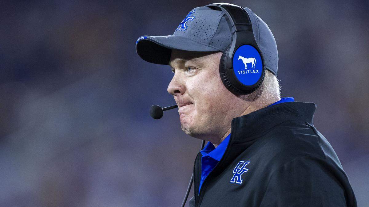 Kentucky’s Mark Stoops coaches against Texas on Saturday at Kroger Field. The Wildcats lost 16-13 in overtime.