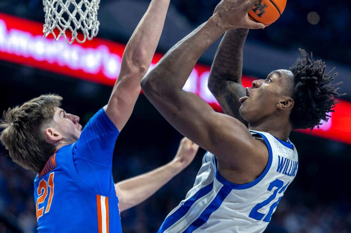 Kentucky center Amari Williams (22) shoots the ball as Florida forward Alex Condon (21) defends during Saturday’s game at Rupp Arena.