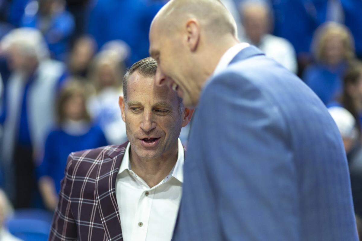 Alabama coach Nate Oats, left, talked with Kentucky head man Mark Pope before the Crimson Tide’s 102-97 win over the Wildcats in Rupp Arena on Jan. 18.