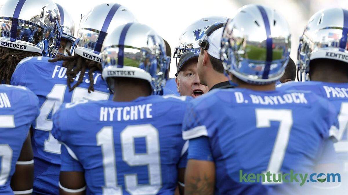 Kentucky head coach Mark Stoops gathered his team in a huddle during a time out in the second quarter of the Mississippi State at Kentucky at Commonwealth Stadium in Lexington, Ky., on Oct. 25, 2014. Photo by Pablo Alcala | Staff