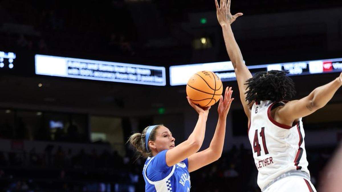 Kentucky’s Blair Green hits a shot over South Carolina’s Kierra Fletcher on Thursday night in Columbia, S.C. The defending national champion Gamecocks blocked 14 shots on their way to their 28th consecutive victory.
