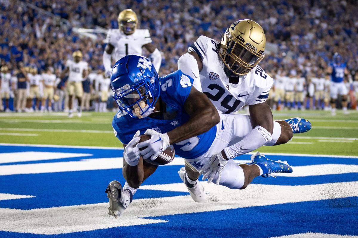 Kentucky wide receiver Tayvion Robinson (9) catches a pass for a touchdown against Akron at Kroger Field on Saturday.