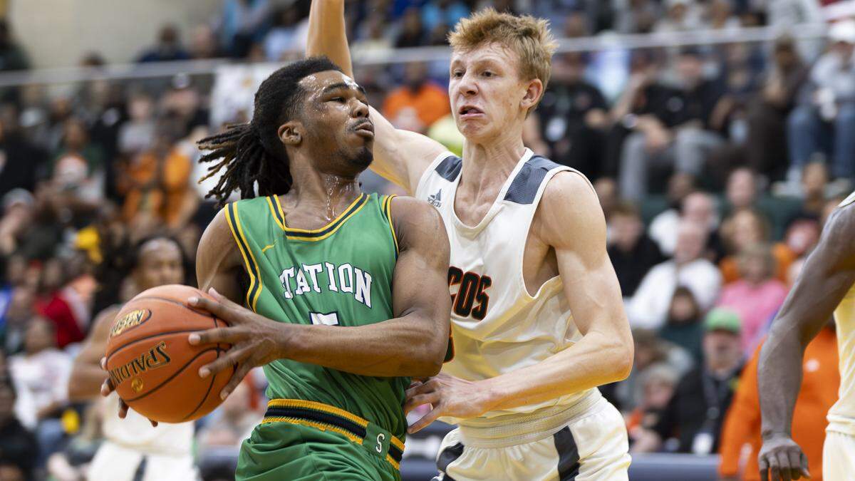 Bryan Station’s Amari Owens, left, drives to the basket against Frederick Douglass’ Tate Robinson during the boys 42nd District Tournament championship game at Bryan Station High School on Friday.
